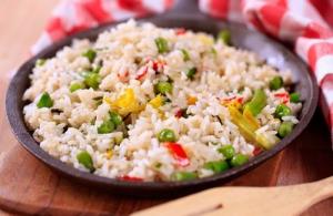 Рис с замороженными овощами и мясом